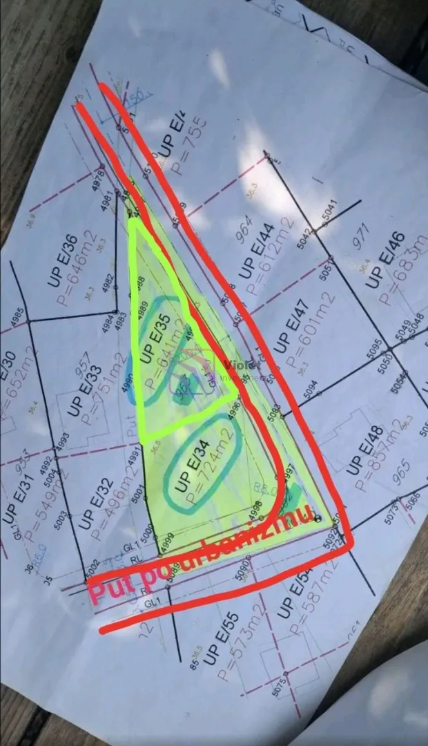 Katastarski plan sa označenim parcelama i ucrtanim putem.