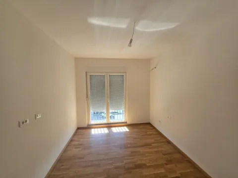 Prazna soba sa parketom i balkonskim vratima. - image 12