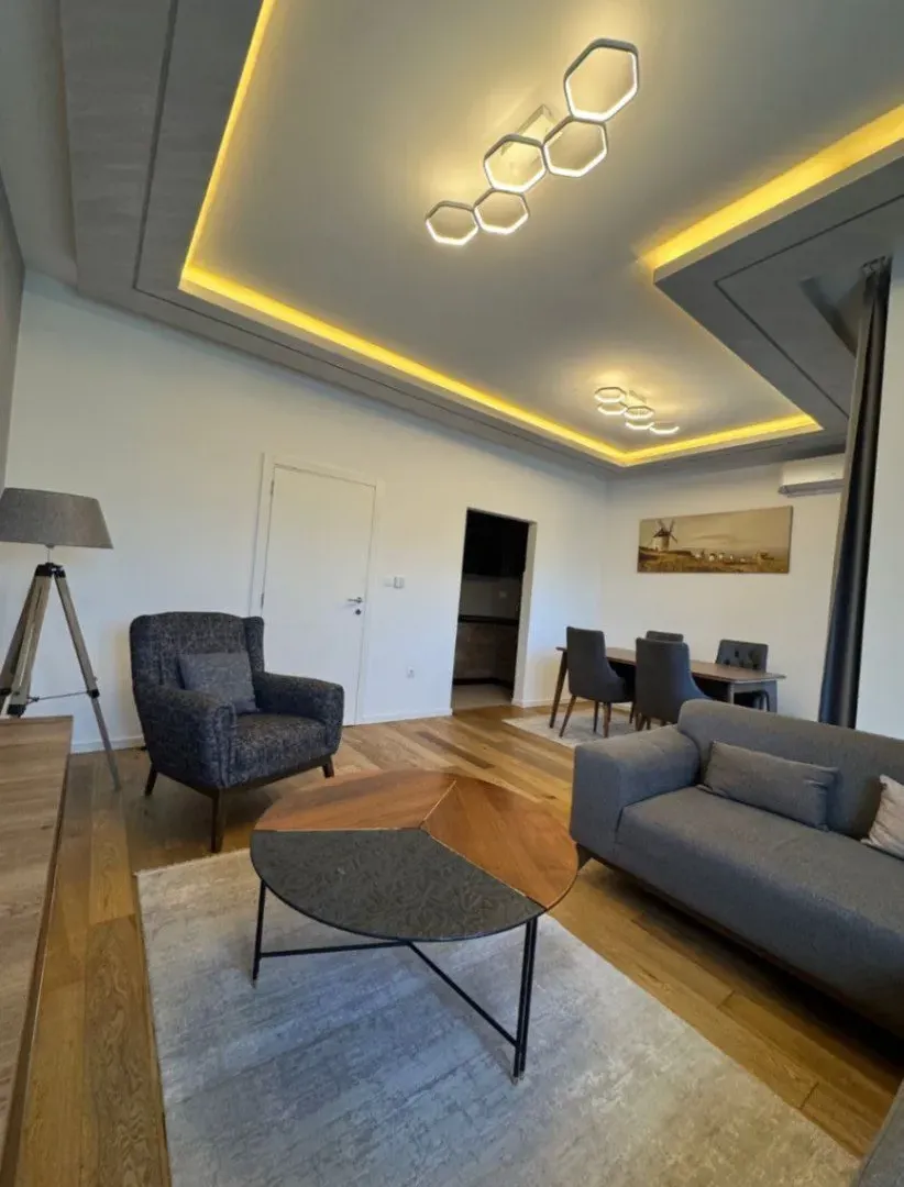 Izdavanje, dvosoban stan, 66m², Centar, Podgorica