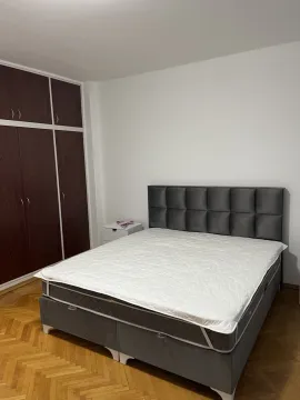 Jednostavna spavaća soba sa velikim bračnim krevetom i ugradnim ormarom. - image 19