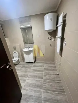 Manje kupatilo obloženo keramičkim pločicama sa umivaonikom i wc šoljom. - image 5