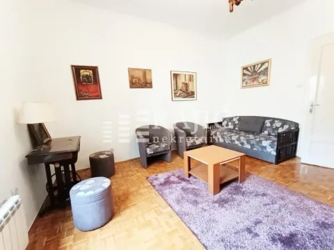 Dnevna soba sa garniturom, stočićem i parketom. - image 3