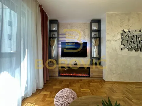 Dnevna soba sa TV policom, električnim kaminom i parketom. - image 8