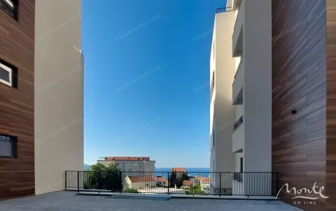 Pogled sa terase zgrade na okolne objekte i more. - image 6