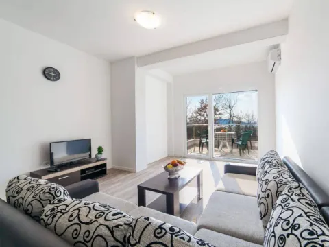 Rent, one bedroom apartment, 50m², Rafailovići, Budva - image 2