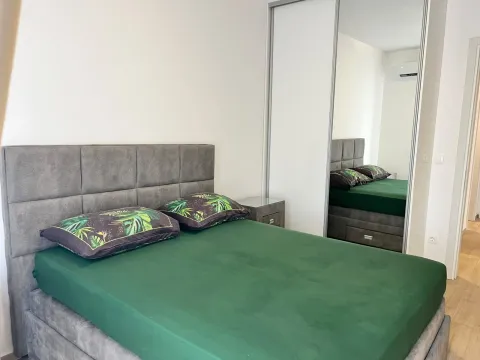 Spavaća soba sa bračnim krevetom i ugradnim plakarom sa ogledalom. - image 7