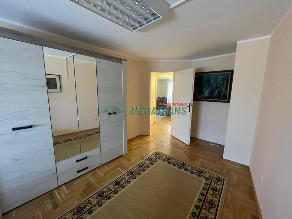 Izdavanje, četvorosoban stan, 130m², Vračar Hram, Vračar Sve Podlokacije