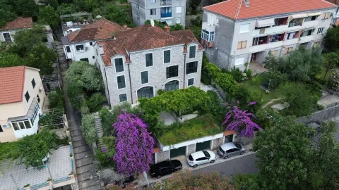 Pogled iz vazduha na kamenu kuću sa dvorištem i cvijećem u okruženju. - image 2