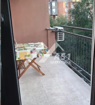 Nenamešten balkon sa stolom i metalnom ogradom. - image 9