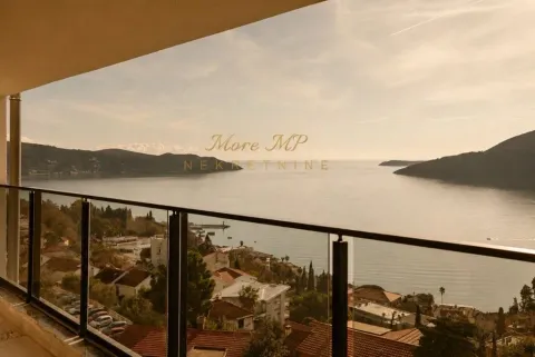 Pogled na more i obalu sa terase stana. - image 3