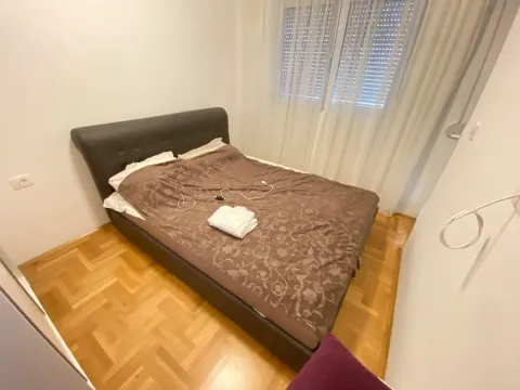 Manja spavaća soba sa bračnim krevetom i parketom na podu. - image 3