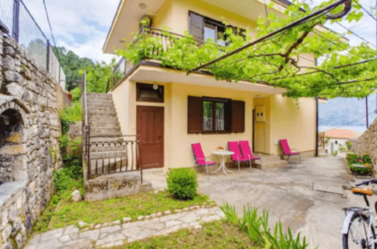 Izdavanje, kuća, 200m², Prčanj, Kotor