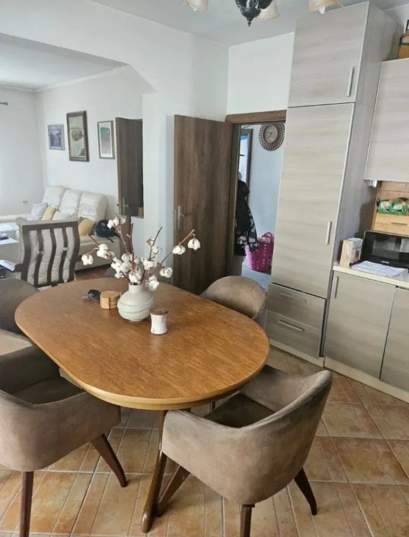 Izdavanje, dvosoban stan, 94m², Tivat, Crna Gora