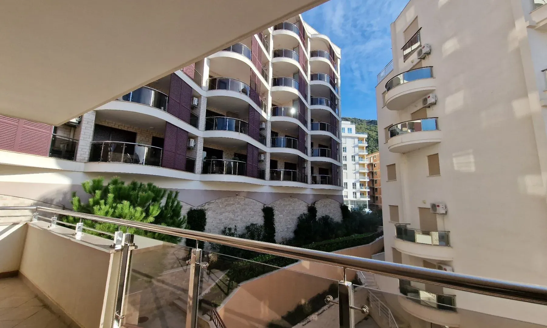 Izdavanje, jednosoban stan, 87m², Bečići, Budva