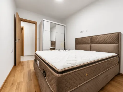 Furnished bedroom with a double bed and a wardrobe. - image 7