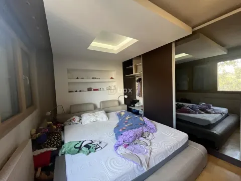 Nameštena spavaća soba sa velikim bračnim krevetom i ugradnim ormarom sa ogledalom. - image 7