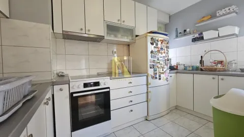 Manja kuhinja sa belim elementima, šporetom i frižiderom. - image 8
