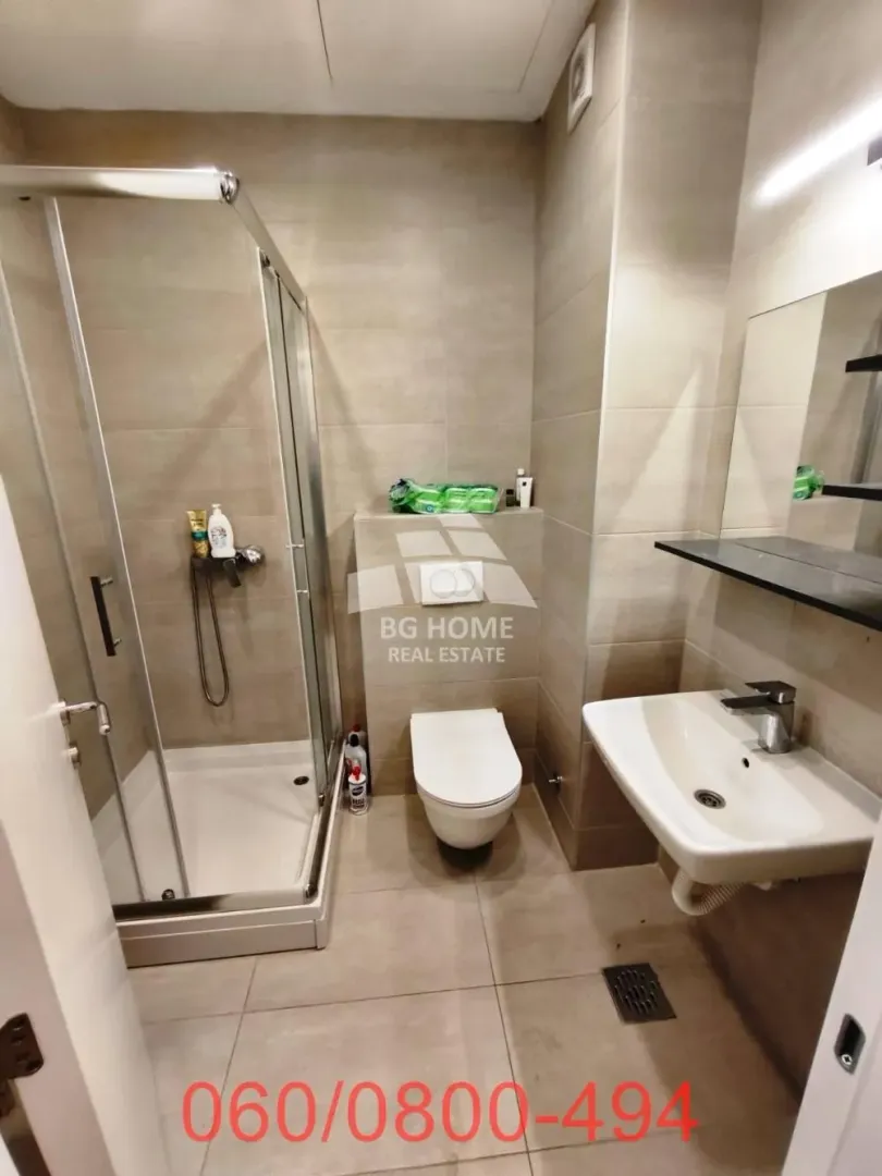 Manje kupatilo sa tuš kabinom, umivaonikom i wc šoljom.