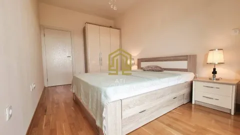 Namještena spavaća soba sa bračnim krevetom, garderoberom i noćnim stočićem. - image 8