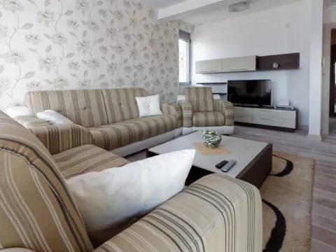 Izdavanje, trosoban stan, 140m², Opatovo, Tivat - image 2