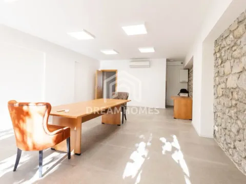 Izdavanje, poslovni prostor, 120m², Centar, Podgorica - image 1