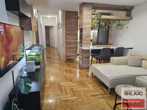 Dnevni boravak sa garniturom, TV-om i pogledom na trpezarijski deo i hodnik. - image 4