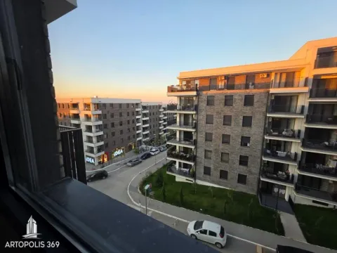 Pogled sa terase na susedne stambene zgrade i ulicu. - image 13