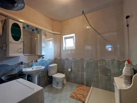 Izdavanje, kuća, 160m², Tološi, Podgorica - image 14