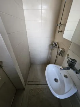 Manje kupatilo sa tuš kabinom i umivaonikom. - image 5