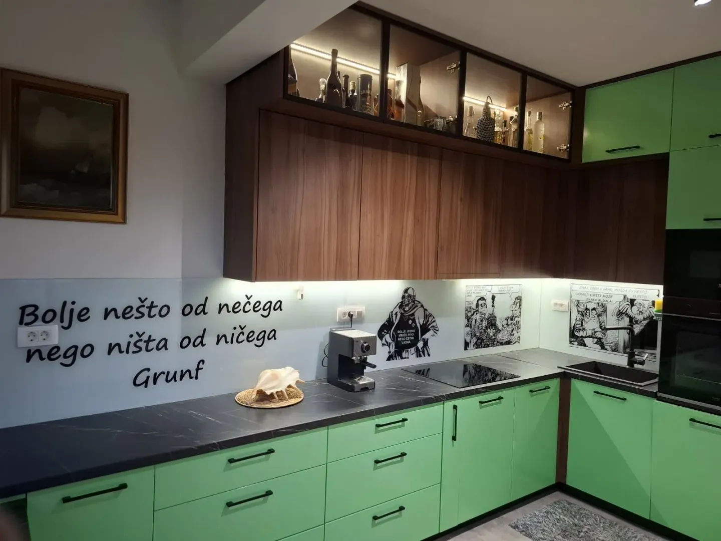 Moderna kuhinja sa zelenim i drvenim elementima.