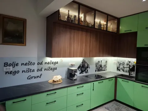 Moderna kuhinja sa zelenim i drvenim elementima. - image 3
