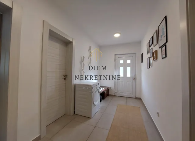 Izdavanje, dvosoban stan, 70m², Dobrota, Kotor