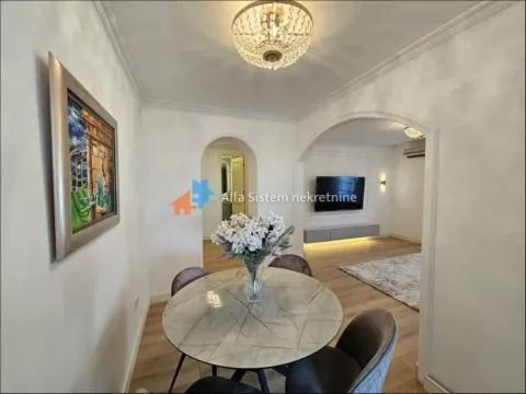 Trpezarija sa okruglim stolom i pogledom na dnevni boravak. - image 6
