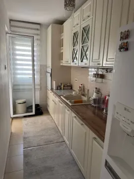 Manja kuhinja sa bijelim elementima i izlazom na terasu. - image 4