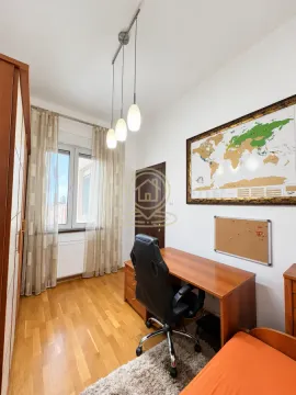 Manja spavaća soba sa radnim stolom i garderobnim ormarom. - image 6