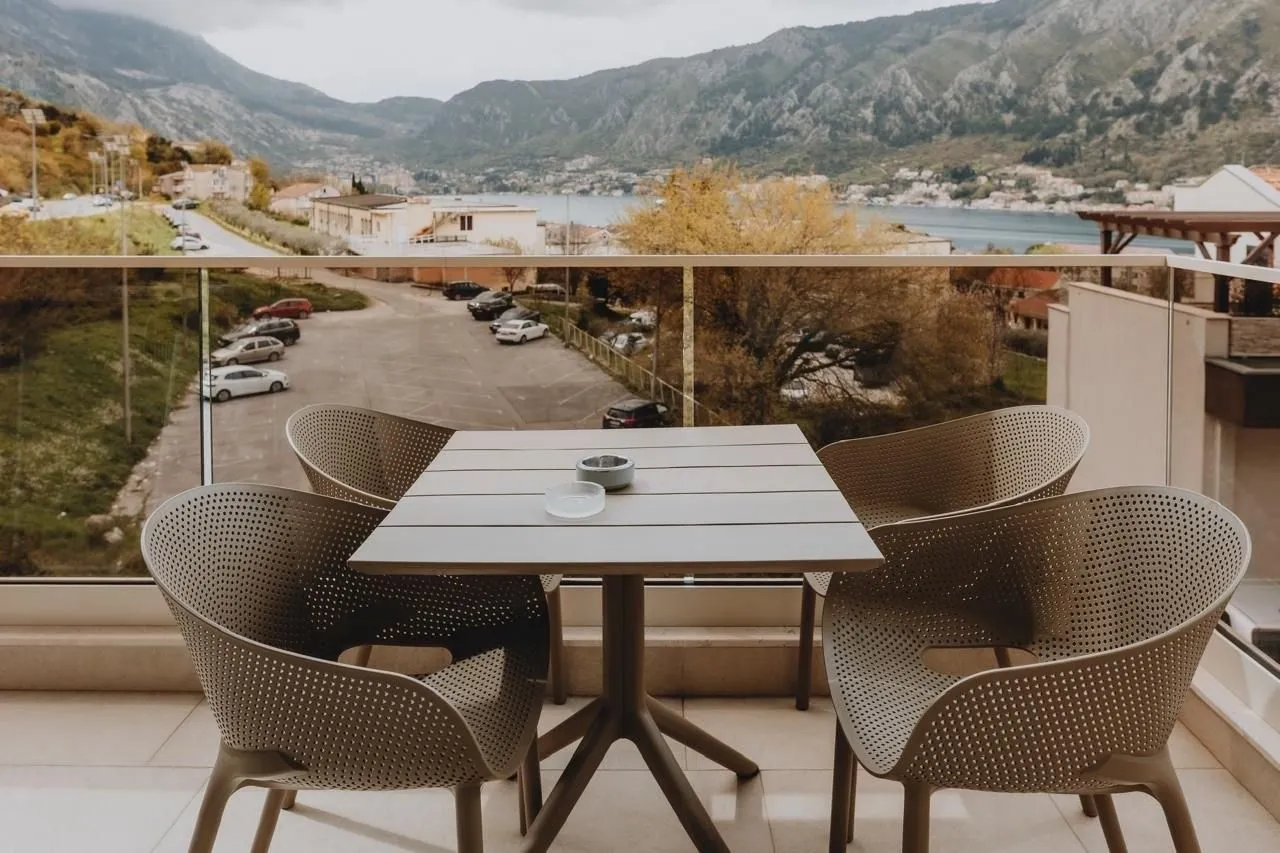 Izdavanje, dvosoban stan, 60m², Dobrota, Kotor