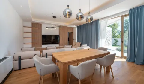 Spacious living room with a dining table and access to the terrace. - image 2
