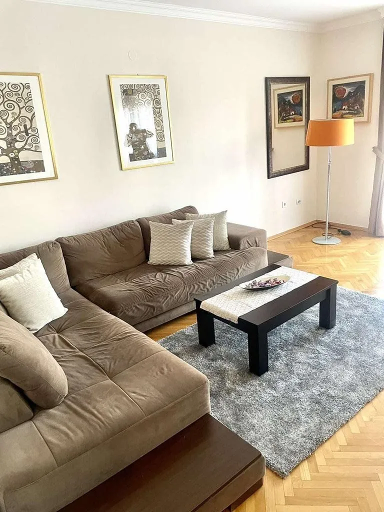 Izdavanje, dvosoban stan, 85m², Centar, Podgorica