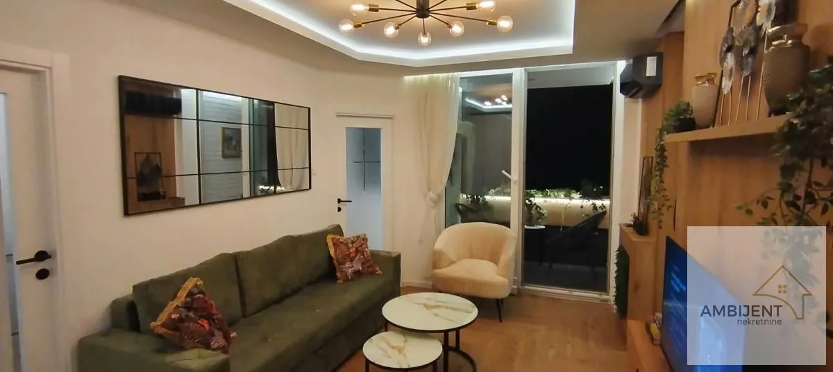Modern furnished living room with sofa and access to the terrace.