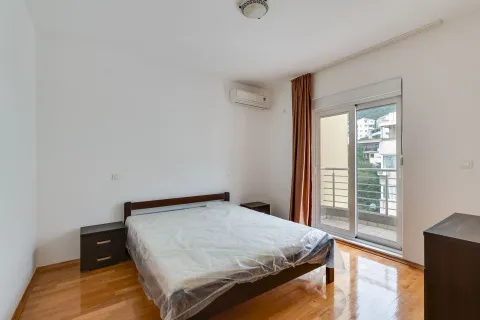 Spavaća soba sa bračnim krevetom, parketom i izlazom na terasu. - image 7