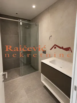 Moderno opremljeno kupatilo sa tuš kabinom i umivaonikom. - image 6