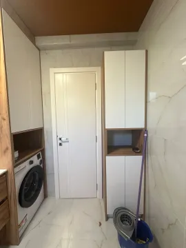 Kupatilo sa ugradnim ormarićima, veš mašinom i vratima. - image 18