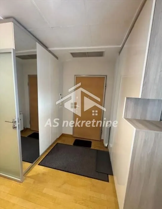 Izdavanje, trosoban stan, 131m², Vukov Spomenik, Zvezdara Sve Podlokacije
