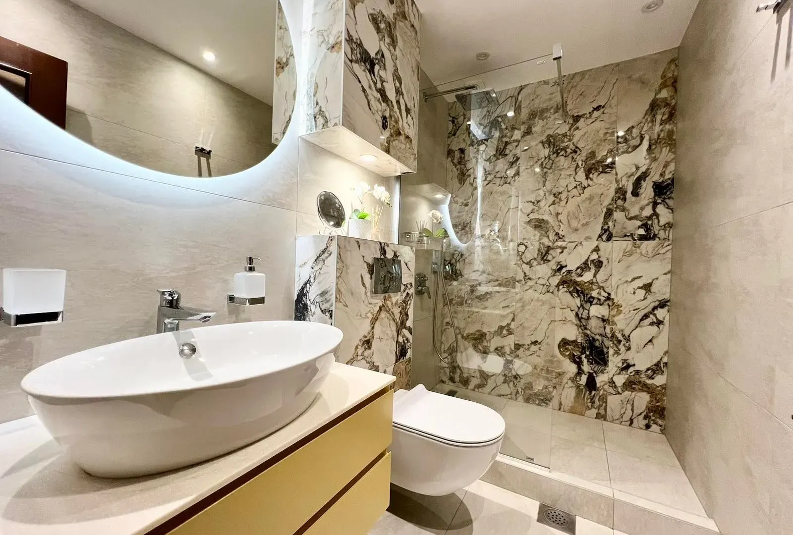 Izdavanje, trosoban stan, 165m², Gorica C, Podgorica
