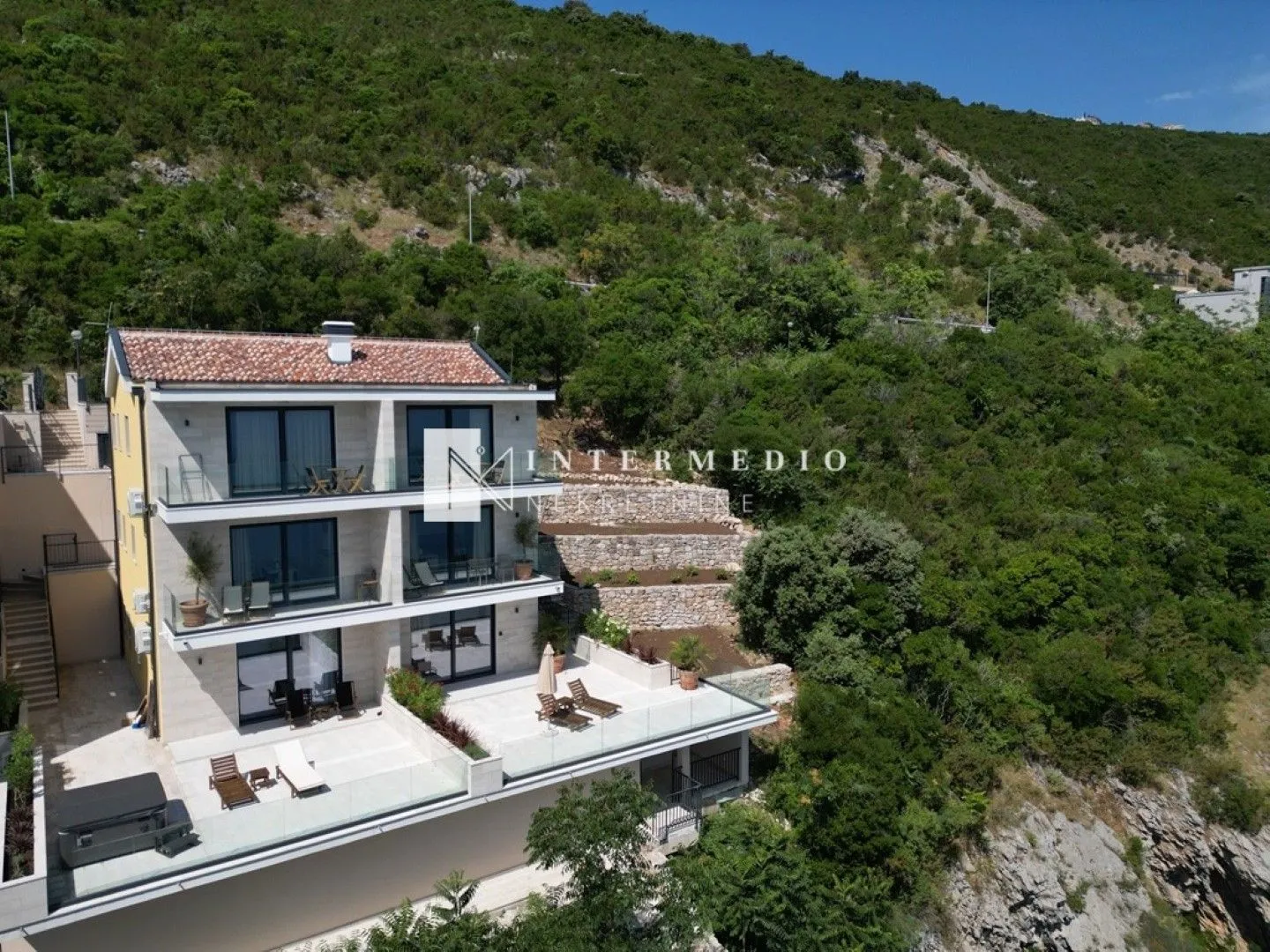 Prodaja, dvosoban stan, 61m², Njivice, Herceg Novi