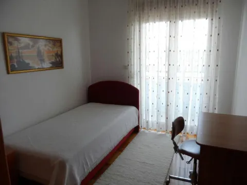 Jednostavna spavaća soba sa krevetom i radnim stolom. - image 7