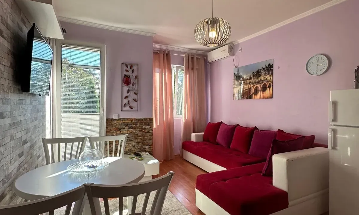 Izdavanje, dvosoban stan, 75m², Centar, Tivat