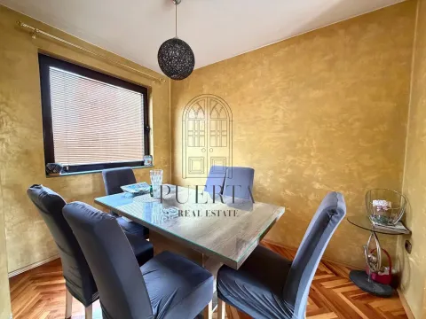 Trpezarija sa stolom i sivo-plavim stolicama pored prozora. - image 5