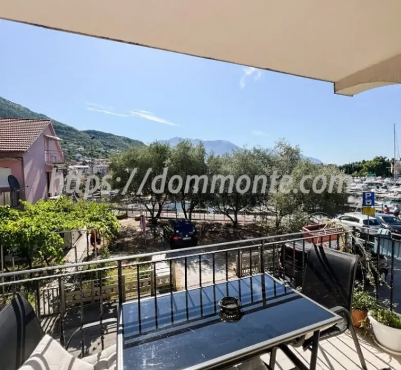 Izdavanje, dvosoban stan, 80m², Tivat, Crna Gora