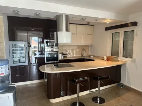 Izdavanje, trosoban stan, 160m², Kavač, Kotor - image 6